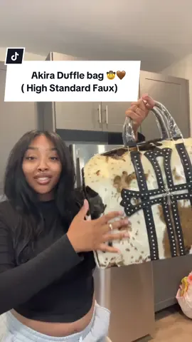 Just look at her !!! 🤎 perfect all year round !! Link is in the video. #dufflebag #falldealsforyou #dealsforyoudays #akira #travelbag 