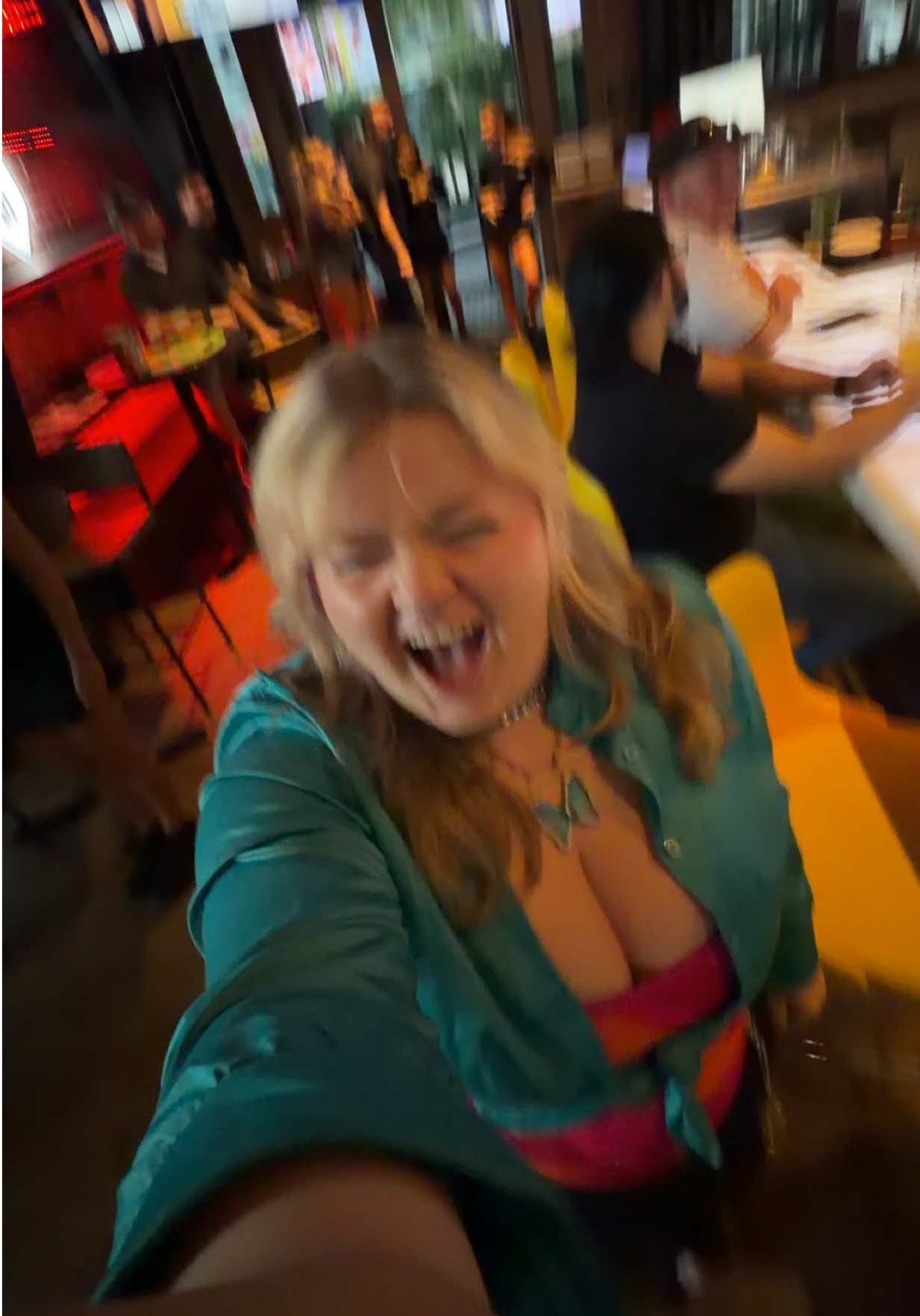 SPOILERS DONT WATCH IF YOU DONT WANNA KNOW THE WINNERS! 🏝️ Decided to go out and watch the Love Island finale and I’m glad I did because I loved the energy of screaming and celebrating with other people vs in my living room. Surprised it wasn’t packed but I wasn’t complaining.  #loveislandwatchparty #tomswatchbar #finale #sandiego 