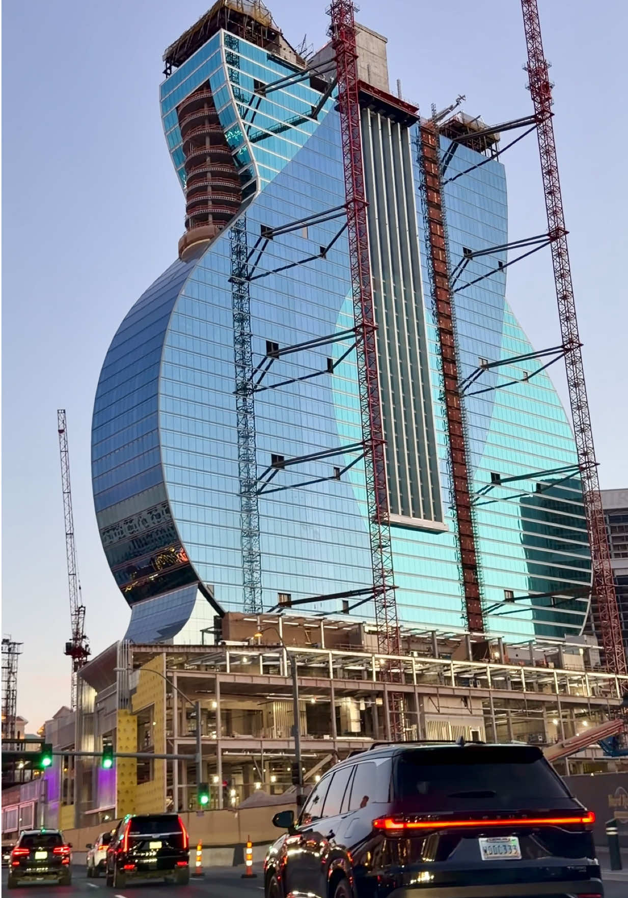 How is possible to ignore this beauty on the Strip? 🎸❤️ #visitlasvegas #LasVegas #lasvegasstrip #hardrock #usa 