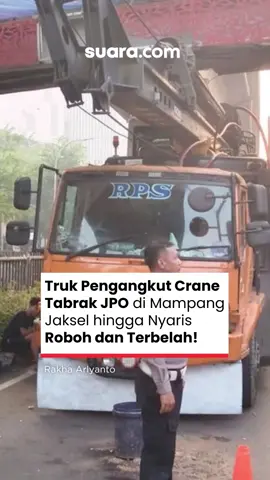 Jembatan penyebarangan orang (JPO) di Jalan Kapten Tendean, Jakarta Selatan, ditabrak truk pengangkut alat berat crane pada Selasa (14/7) pukul 01.28 WIB. Tabrakan ini membuat JPO tersebut hamper roboh dan terbelah. Truk tersebut melintas di sisi Jalan Kapten Tendean dari arah Pancoran menuju Kebayoran. Arus lalu lintas mengalami kemacetan parah sewaktu jam berangkat kerja di Jalan Kapten Tendean. Pihak kepolisian bersama petugas dari dinas terkait sedang mengupayakan proses evakuasi truk tersebut. #truk #jpo #mampang #jaksel #kecelakaan