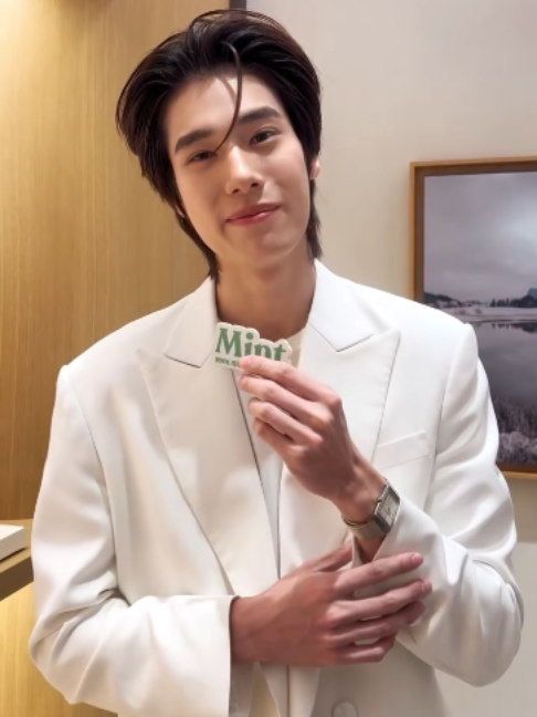 #MintReports จาก #JaegerLeCoultre เฉลิมฉลองเปิดตัวบูติกแห่งใหม่ ณ ไอคอนสยาม พร้อมด้วยแขกคนพิเศษ ภูวินทร์ ตั้งศักดิ์ยืน @phuwintangถ่ายทอดความสง่างามเหนือกาลเวลาผ่านนาฬิการุ่น Reverso Tribute Monoface Small Second ‘Or Deco’ ตัวเรือนไวท์โกลด์ ที่ผลิตเพียง 200 เรือนทั่วโลก ก่อนพาสำรวจบูติกท่ามกลางบรรยากาศที่ได้รับแรงบันดาลใจจาก Vallée de Joux💚  📍บูติกแห่งใหม่นี้พร้อมต้อนรับผู้มาเยือนด้วย Immersive Environment ภายในประกอบด้วยพื้นที่จัดแสดงเรือนเวลาที่รวบรวมผลงานระดับไอคอนหลากคอลเลกชั่นที่สะท้อนถึงความเป็นเลิศแห่งศาสตร์การประดิษฐ์นาฬิกาของแบรนด์ไว้อย่างครบครัน พร้อมไฮไลต์ห้ามพลาดอย่าง Watchmaker of Watchmakers™ Wall #ReversoStories #DPromptCommunication #MintMagTH
