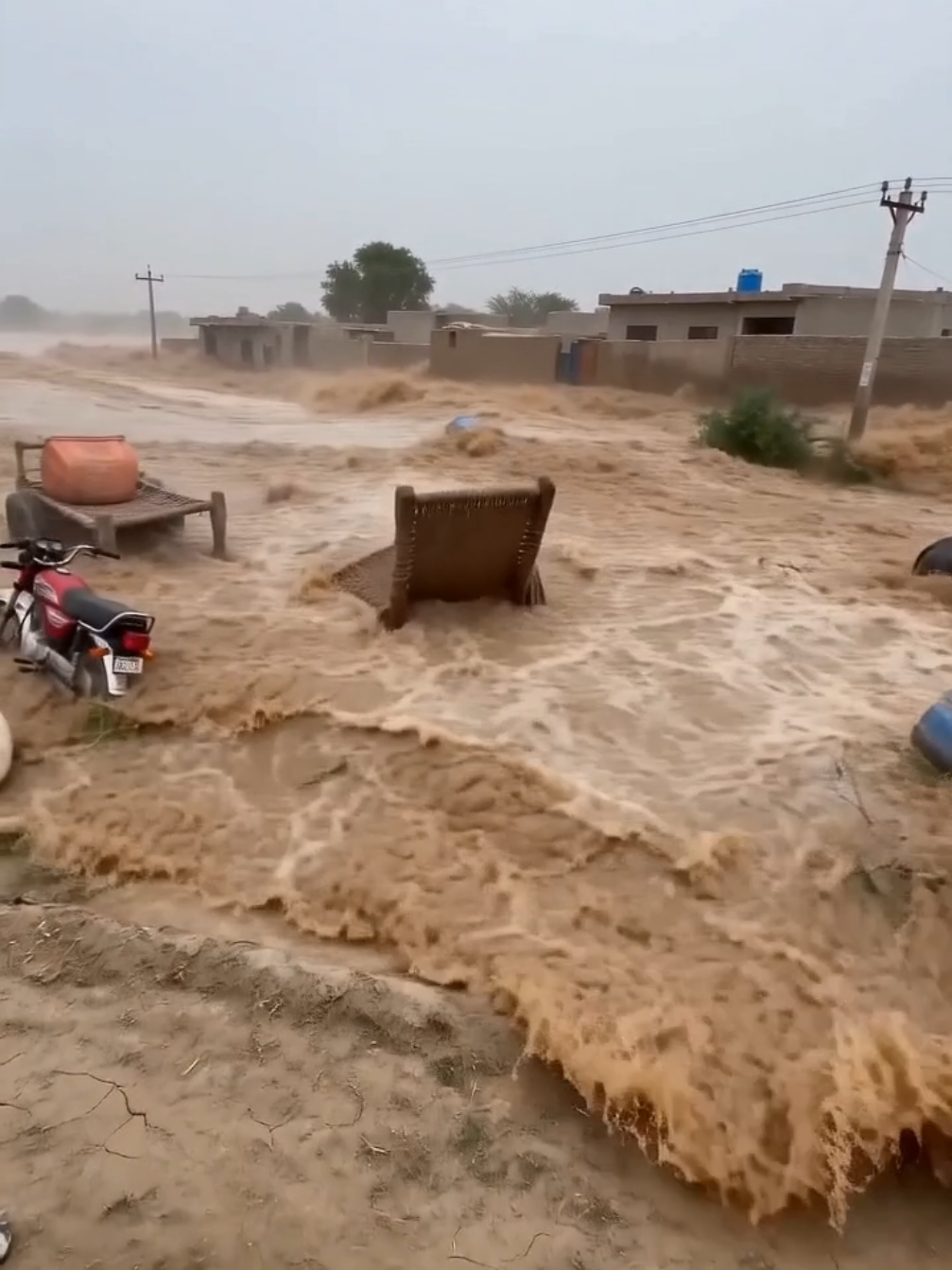 Paani AA rha ha  . . . . . . . .#floodwater #selaab 