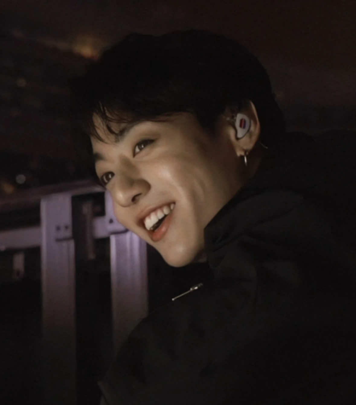 the way jungkook instantly changed his voice when talking to that little girl says everything about his kind and pure heart 🥹 it’s the little moments like these that show how genuinely caring he is 🤍🫰🏻 #jungkook #jk #bts #edit #child 