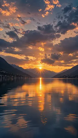 Nature shows how beautiful life can be 🌅🌊 #peacefulwaves #amazinglife #relaxingsounds #ocean #sunset 