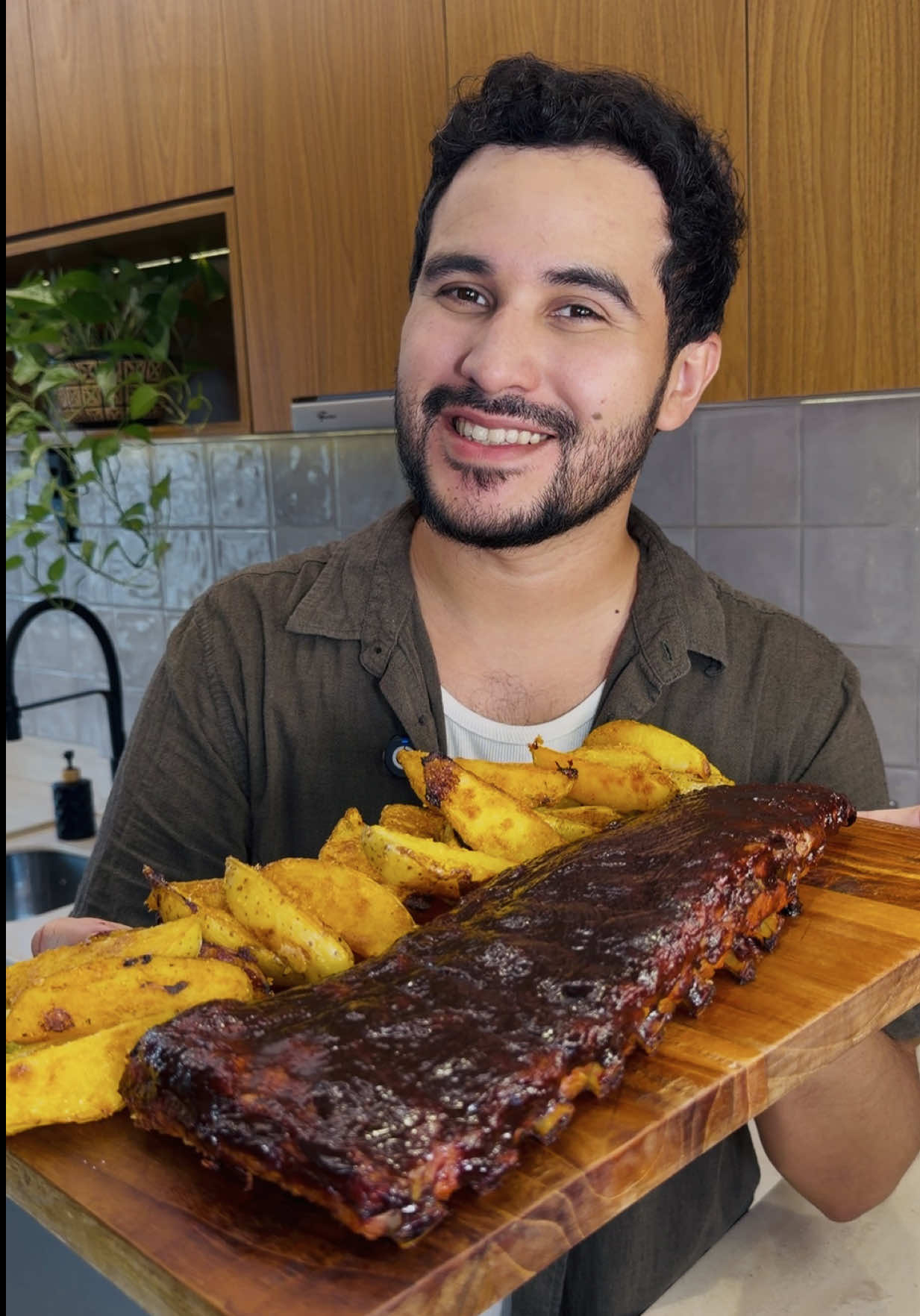 👨🏻‍🍳 Dica de Receita: Costelinha Barbecue com Batata Rústica Ingredientes: 1 costelinha de porco Mostarda Sal Pimenta do reino Páprica defumada Molho barbecue Batatas Azeite Açafrão Queijo parmesão #ReceitaFácil #CostelinhaBarbecue #BatataRustica #Receitas #Receita