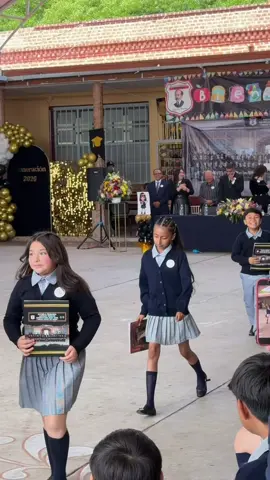 Feliz por qué se va a la secundaria jaja #trendingvideo #tren 
