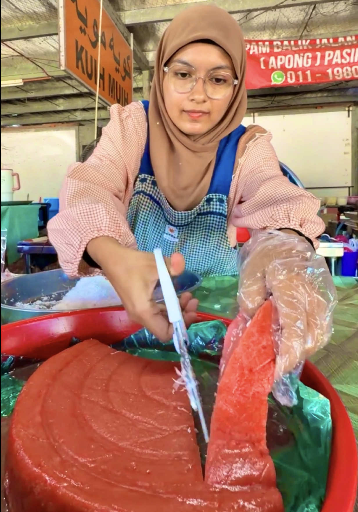 Kuih legend di Pasar Hajar Pasir Puteh.👌Ramai orang suruh duba apam balik dan cekmek sini. Orang tak ramai mano jadi kena pakat gi lah bantu set dio berniaga. Abe la takleh nak bantu semua mugo kita pun kena nego. #pasirputeh #kuihtradisional #apambalik 