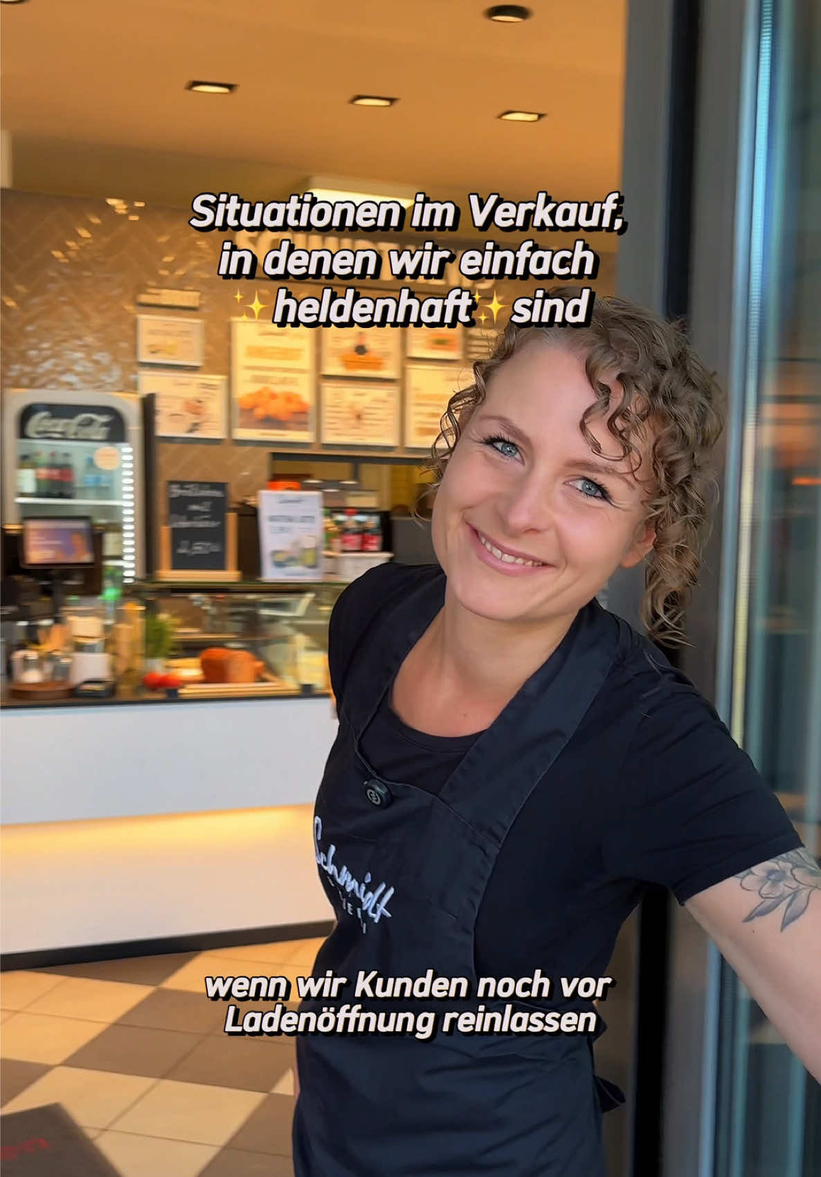 Situationen im Verkauf, in denen wir einfach ✨heldenhaft✨ sind. 🤣 Danke an @frieda.lewin für die Inspiration. 🙌 #schmidtschmeckt #bäckerei #verkauf #humor 