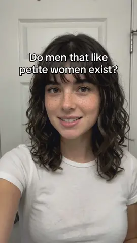 Being super petite comes with some really weird experiences. Here are the three things that happen to me all the time. #petite #shortgirlproblems #funny #reallife #dating 