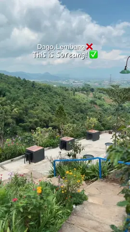 tempat nongkrong with a view di Soreang! Beneran cakep banget pemandangan dan udaranya, betah ngopi lama-lama di sini mah, menunya juga murah2 loh gais. Yuk ajakin temen/doi/keluarga kamu buat nongkrong di sini #soreangupdate #tempatnongkrongbandung #coffeeshopsoreang #kulinersoreang #kopigunung @Kopgun_Coffee 