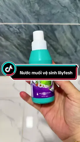 LilyFresh – Dung dịch vệ sinh phụ nữ 🌿 ✨ Chai nhỏ gọn, vòi tiện, dễ dùng 	•	Mùi thảo dược nhẹ, không hắc 💧 Cảm nhận khi dùng: 	•	Dung dịch dịu, không rát 	•	Làm sạch ổn, cảm giác khô thoáng 	•	Dùng hằng ngày vẫn ok, không bị khô căng 👍 Điểm cộng: 	•	Thành phần thiên nhiên 	•	Phù hợp da nhạy cảm 	•	Giá mềm, dễ mua Phù hợp dùng mỗi ngày, ai thích đồ dịu nhẹ – an toàn thì nên thử 💚#muoivesinhlilyfresh #muoivesinhphunu #vesinh #lilyfresh #xuhuong 