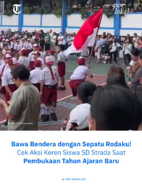 Sebuah momen unik dan tak biasa mewarnai acara pembukaan tahun ajaran baru di SD Strada Wiyatasana, Pejaten, Pasar Minggu, Jakarta Selatan. Dalam sebuah video yang tengah viral di media sosial, tampak seorang siswa dengan sangat lincah membawa bendera Merah Putih sambil meluncur menggunakan sepatu roda menuju tiang bendera. Aksi antimainstream ini langsung memukau dan mencuri perhatian publik luas. Banyak warganet yang memuji kreativitas pihak sekolah karena berhasil memadukan momen khidmat upacara dengan pertunjukan bakat siswa yang keren layaknya atraksi pembukaan ajang olahraga bergengsi. Benar-benar cara yang unik buat numbuhi semangat belajar di hari pertama sekolah! Menurut kamu, atraksi pakai sepatu roda ini gimana nih, Tribunners? Tulis pendapatmu, ya! #tribunnews #LokalUpdate #UpacaraUnik #SepatuRoda #BakatAnak