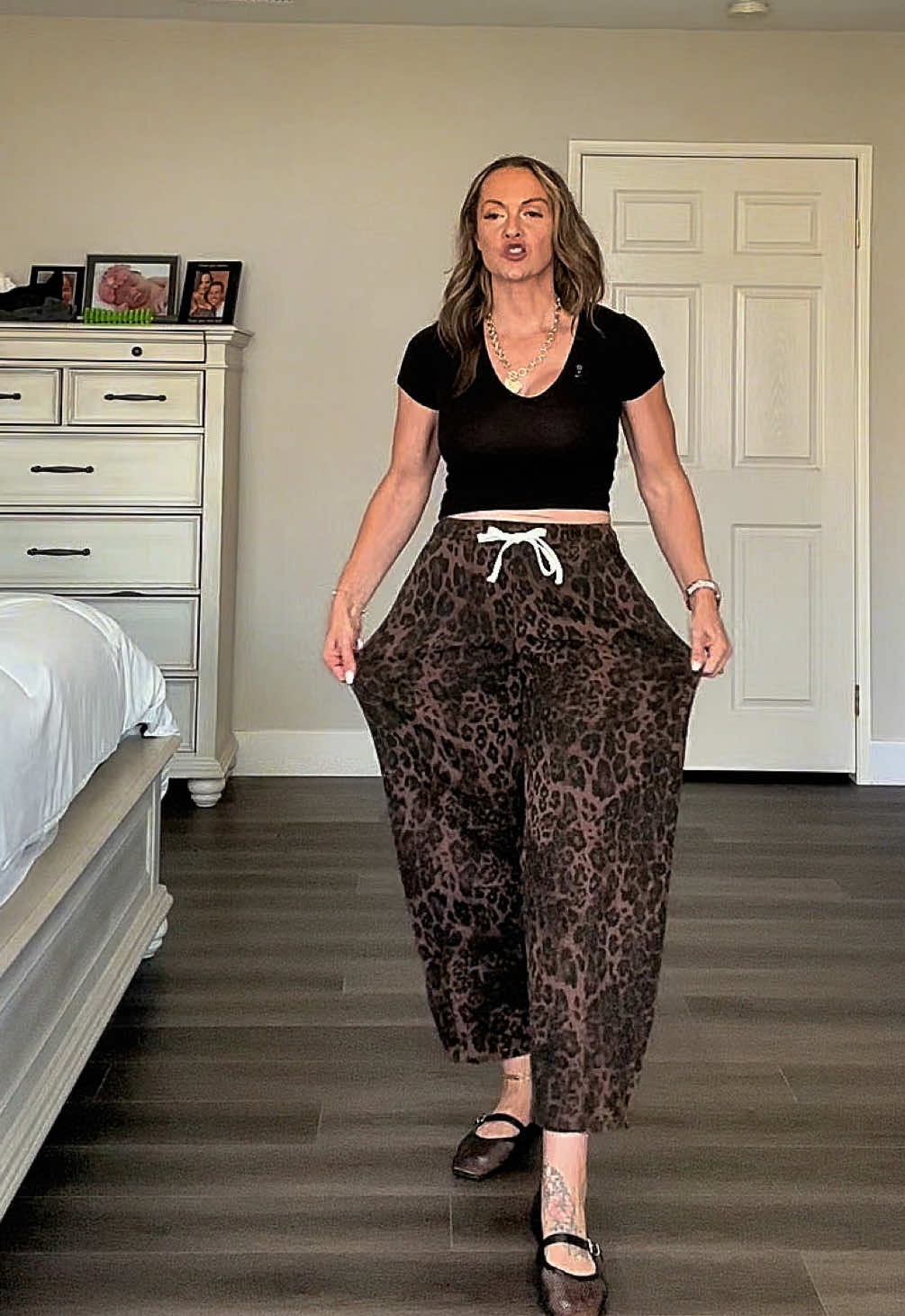Ok I guess they do look pretty good!!! I was not expecting to love these so much! 😍#barreljeans #barrelpants #leopardprint #leopardpants #fallstyle 