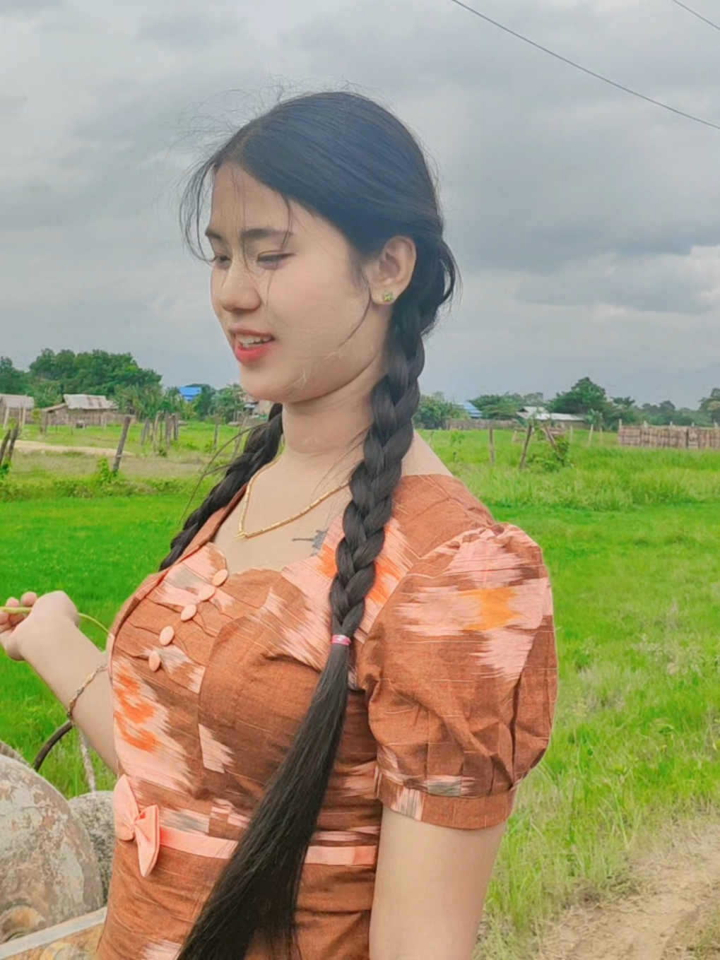 #လယ်ထဲရိုက်ကူးရေး🧡😮‍💨#သီချင်းကကျက်ရသေးတယ်အေ🤣 #thankb4youdo #fyp 