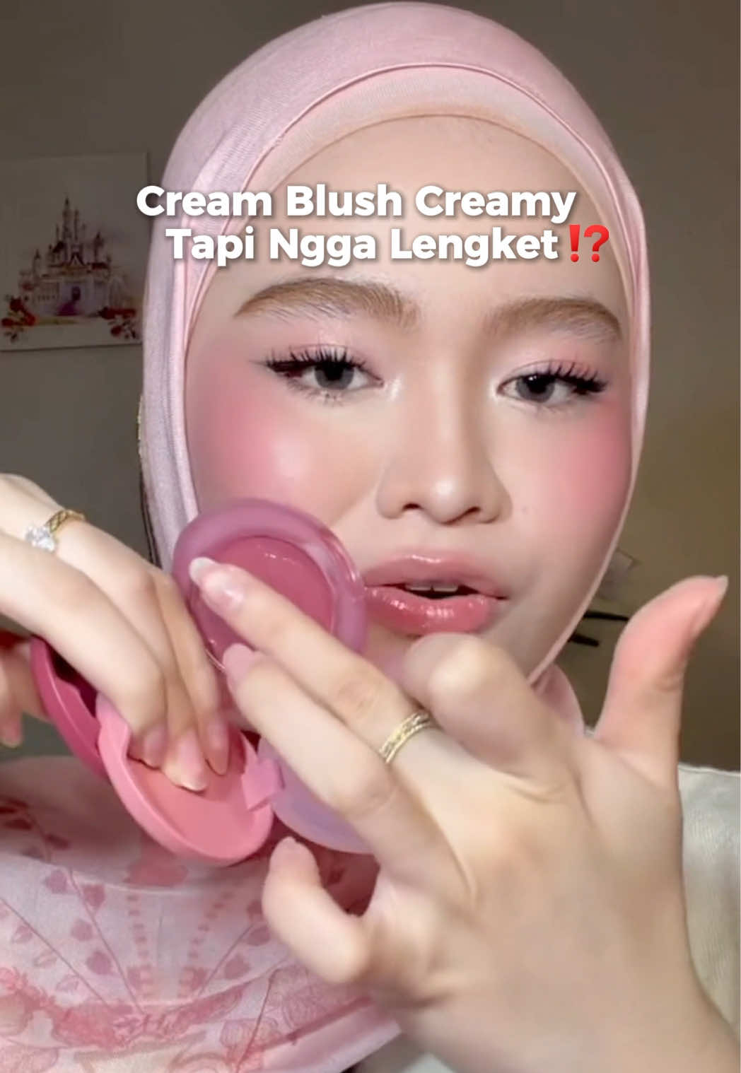 creamy enakeun anti lengkett @Wardah Beauty Official #creamblushwardahbaru #CreamblushViral #MeltnPopCreamblushWardah #popcreamblushwardah Day 3 - Add Yellow Cart (link YC: https://shop-id.tokopedia.com/view/product/1729383657924822935?encode_params=MIIBrAQMzLoMhPI010zhTRstBIIBiB21b9PGvS9XZjzOwmgyKxQE0dk0h3gAF83KNv_tJwgWRK0L9YSMEqHfQvYoNo6tkqJ26oPUJFTgzkNcdzWaqI1NoAznL3IL5z9Hl1F6ipMzpbzFAe0ouaxSBaKiKS0bJcRsdsDvhmDYmkKbdCmlzPp9F_KHcYX2aRFyPED8Exo2E2iMIJoCp7ytIHXGA7Ljpxng1o8r7q2m0vYICDP6rK24WO9gyKOfgvcRIWjuMO-6g74xQdaPKkhWSeDwvTsrkoPsK5w9slQWabhAoCaLcYxtEG94Djy2Shfll6Nimy0RYxiuKa8M8xsIW7UIBxPAFCbGdiMRshGVWyS3WPVAgnV7DaHCnhNHZgc3UYzUeEco5Wsyw5fGKqUrdz3EUP-445d-m6Veu4GoOoKlFrcXbK9nUFezhLtlqSTKdScm6aPsJs20eDz4yI60v1jWu9iRDrDLNyV_yE1naX0fN5h8jIOnuC5UYonZGyS_OJJHaxjhbqXdpUwj0G-xBVjPcmnvEvEIX-_9edh0BBDBXEN08WSF9qOAUU0_FmQN&region=ID&locale=en-GB&source=seller_center&hide_tips=&no-cache=1&e=1) - Setelah itu ⁠tarik boost code - ⁠Tarik insight dari Tiktok selama 3 hari tersebut _notes:_ - Tidak memakai lagu JJ / remix at all yaa - Makesure sound yang digunakan tidak copyright - packaging baru akan terupdatee di tanggal 18 nih kakk. jadiii once kalo ada KOL yang add YC sebelum tanggal 18 diinfo aja di caption *(packaging dan shades baru, bisa dico di tanggal 22 yah)*