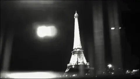 🎵Тимур Муцураев - Нет дороги назад Тиму́р Хамза́тович Муцура́ев (чечен. Муцӏурийн Хьамзатан кӏант Тимур; род. 25 июля 1976, Новые Атаги, СССР) — чеченский поэт, автор-исполнитель, участник первой (1994—1996) и второй чеченских войн (1999—2007) на стороне ВС ЧРИ. В 2000-е — командир Вооружённых сил Ичкерии, начальник штаба Руслана Гелаева. Его песни в основном посвящены борьбе за свободу Чечни, а также двум чеченским войнам и исламской религии, хотя заметное место в творчестве занимает тема любви к Родине.  #тимурмуцураев #чечня #кавказ #музыка #fyppppppppppppppppppppppp 