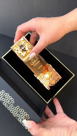 🐝 O perfume da abelha que está conquistando todo mundo! ✨ Elegância, sofisticação e uma fragrância que deixa sua marca. Me chama no direct! 💛 #prrfumearabe #atheeri #mulher #elegancia 