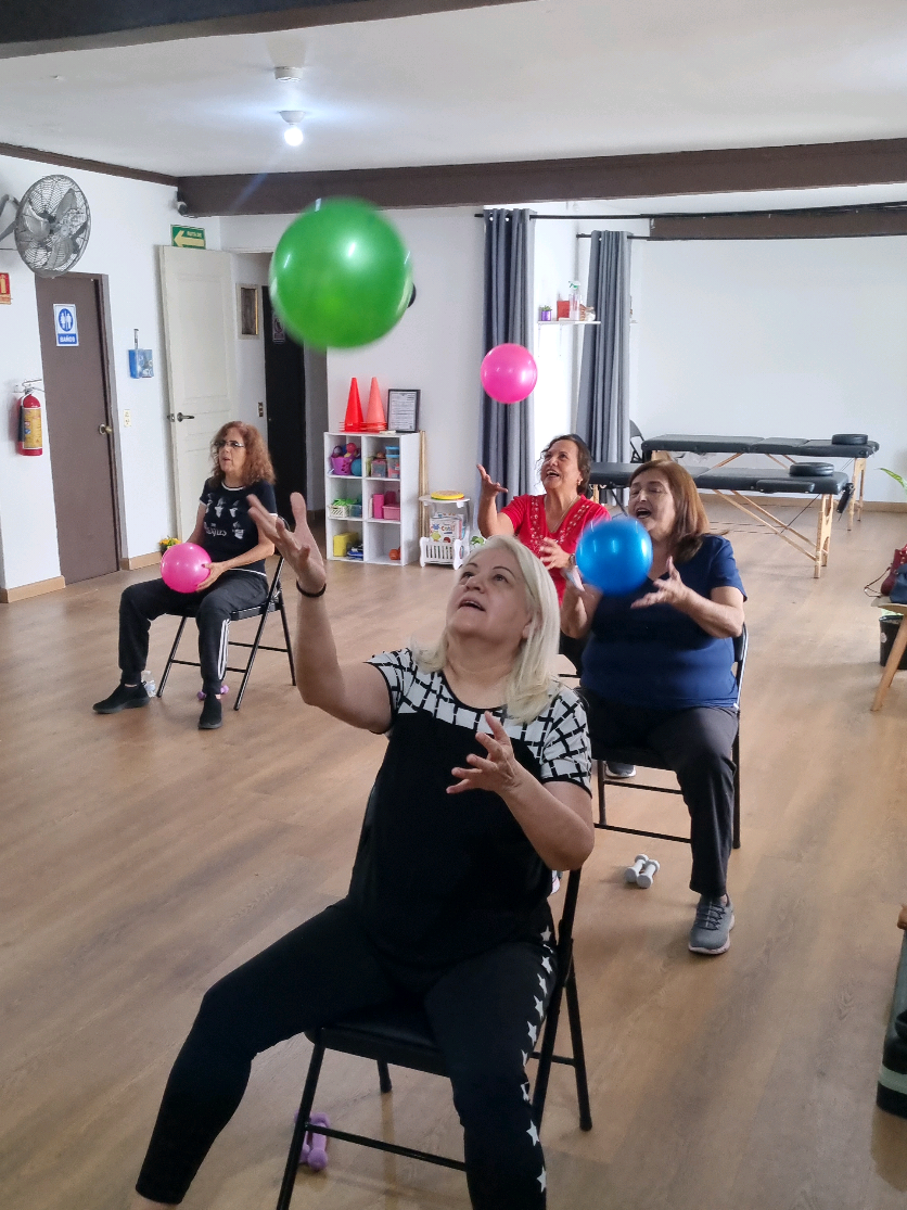 Empezar a moverte no tiene que ser complicado. A veces, una simple pelota es suficiente para trabajar mucho más de lo que imaginas 💜  #adultomayor #fisioterapia #fisioterapiageriatrica #fuerza #movimiento 