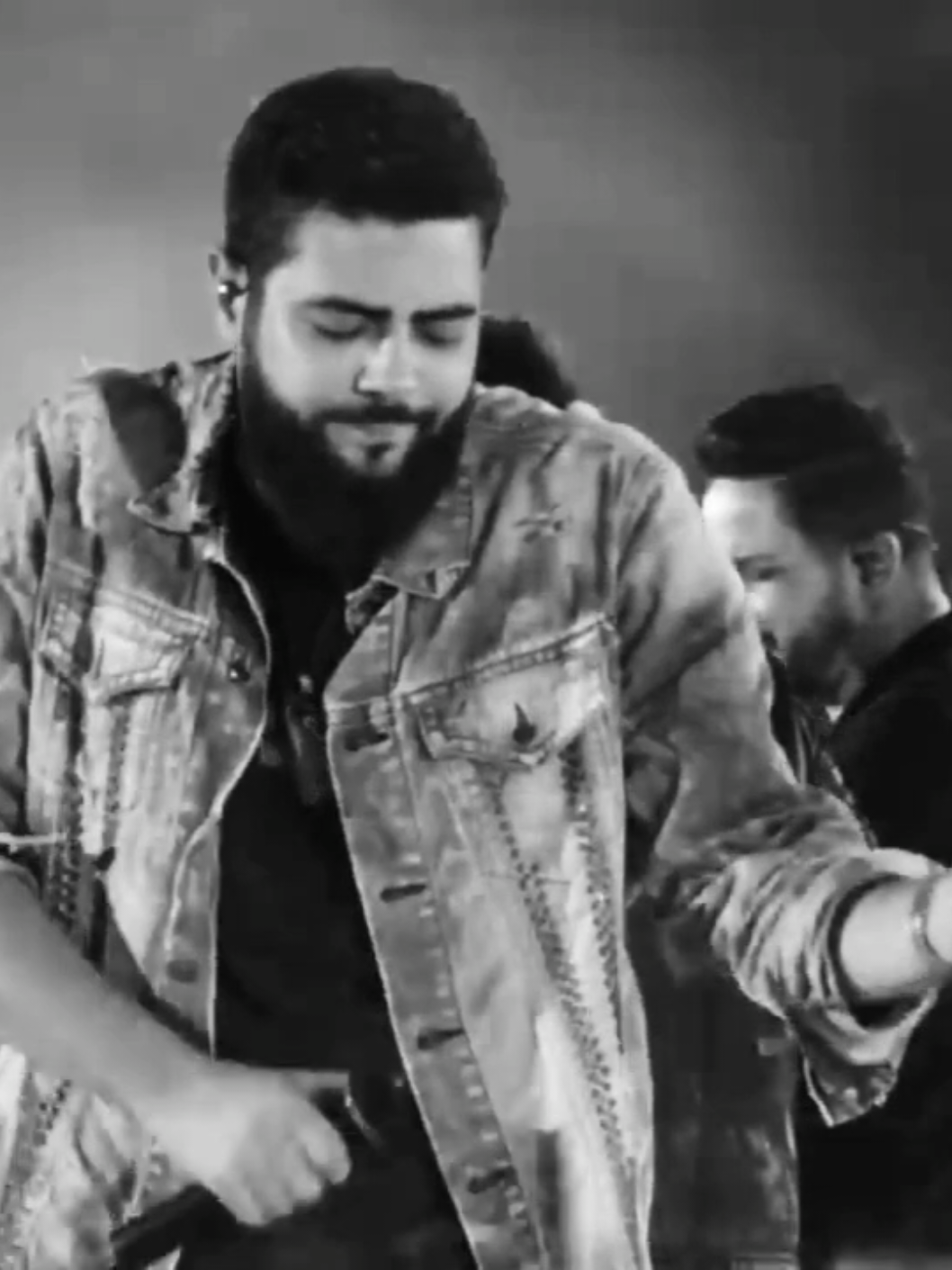 Eu implorei...  #henriqueejuliano  #sertanejo  #lyrics  #musica #fyp 