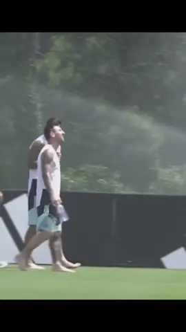 Buổi tập luyện hôm nay sau chiến thắng Bán kết với Anh...Messi của chúng ta vẫn kiểu thảnh thơi, thoải mái chill chill tận hưởng...vô trận thì anh gánh hết 😁🐐👑🇦🇷👏 #lionelmessi #messi #messifans #argentina #worldcup2026 