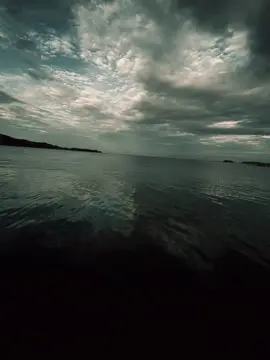“爱不是寻找一个完美的人，而是学会去爱那些不完美的地方。 
