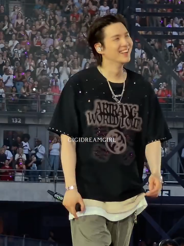 yoongi dengan gummy smile nya, cukup liat kaya gini aja udah bahagia aku mah😘#yoongi #suga 
