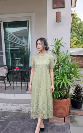 Perpaduan brokat dan tile bordir menciptakan tampilan feminin yang elegan #DressBrokat #TileBordir #DressElegan #DressPesta #OOTDWanita 