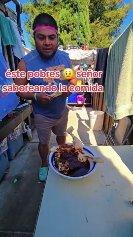 éste pobres 😥 señor saboreando la comida #humor😅😅😅 