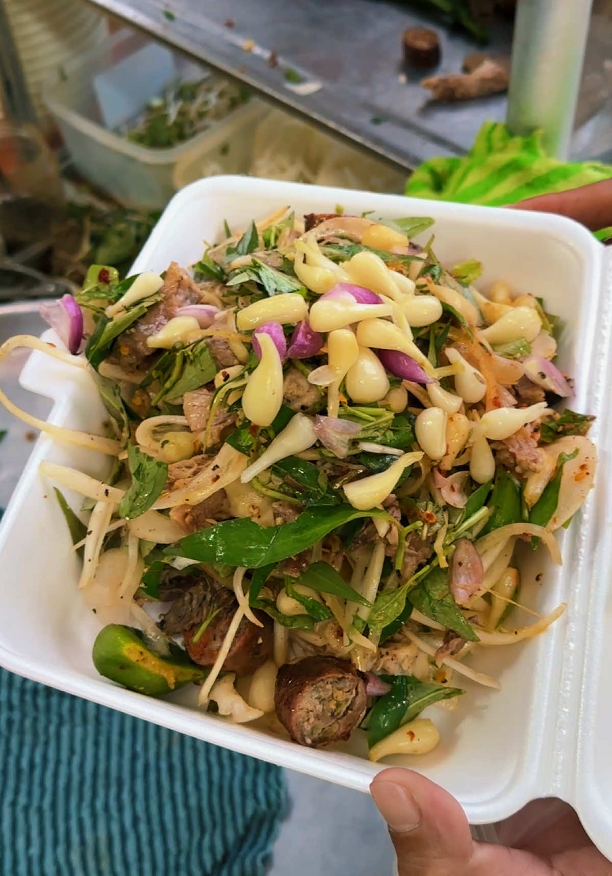 Nếu đang tìm một món để cả bàn vừa ăn vừa xuýt xoa thì thử ngay gỏi lòng bò bóp củ kiệu tại Cháo Bò 99. Món đang được nhiều thực khách truyền tai nhau vì hương vị cuốn hút, càng ăn càng bắt miệng, rất hợp để gọi thêm khi đi cùng hội bạn hay gia đình. Không chỉ có món ngon, Cháo Bò 99 nay đã có không gian mới rộng rãi và thoáng mát hơn, đủ sức chứa những buổi tụ tập từ 10–20 người mà vẫn thoải mái ngồi trò chuyện. Dù là sinh nhật, họp lớp hay gặp mặt cuối tuần đều rất hợp. Các đoàn đi xe du lịch 4 chỗ, 7 chỗ, 16 chỗ, 29 chỗ và 45 chỗ chỉ cần đặt trước, quán sẽ chuẩn bị chu đáo để mọi người ghé ăn thuận tiện hơn. Tin vui nữa là quán mở bán từ 11 giờ sáng đến sau 10 giờ tối, nên muốn ghé lúc nào cũng dễ sắp xếp. Cuối tuần này, kéo ngay hội “chuyên gặp nhau là cười quên lối về” đến Cháo Bò 99 nha. Gọi một đĩa gỏi đang rần rần, thêm vài tô cháo nóng hổi, ngồi tám đủ chuyện từ công việc đến cuộc sống. Có những buổi gặp gỡ chẳng cần gì quá đặc biệt, chỉ cần món ngon, bạn thân và một không gian đủ rộng để mọi người ngồi cạnh nhau là đã đủ vui rồi. Hẹn cả team tại Cháo Bò 99 nhé! ❤️ #Chaobo99 #LearnOnTikTok #xuhuongtiktok #ancungtiktok #riviewanngon 