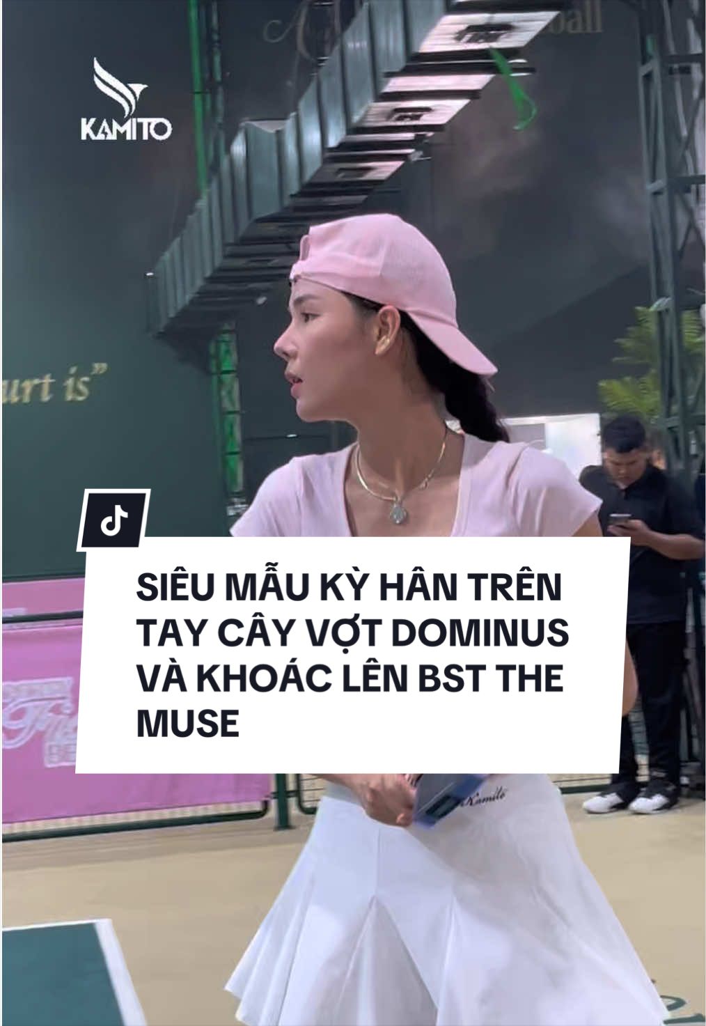 SIÊU MẪU KỲ HÂN – TRÊN TAY CÂY VỢT DOMINUS & KHOÁC BST THE MUSE 💅🔥 Sporty FIXX Beauty 2026 – Nơi nhan sắc hòa quyện cùng bản lĩnh thể thao! Không còn là những bước đi mềm mại trên sàn catwalk, siêu mẫu Kỳ Hân tự tin chiếm trọn 
