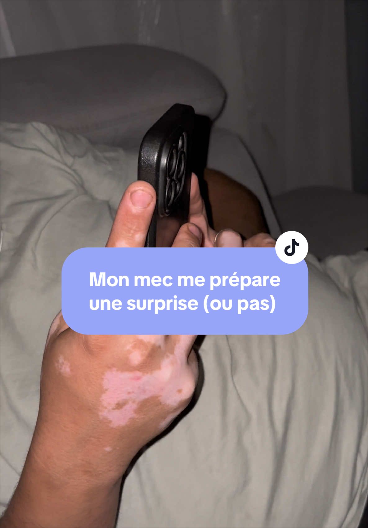 Quel homme incroyable, il est tellement scotché à son téléphone, il doit me préparer une surprise… 😮  Mouuuuuais en regardant de plus près ce qu’il matait sur son tel, j’ai bien compris que ça n’avait aucun rapport avec moi (mais j’en ai bien ri ahahaha) #pourtoi #couple #humour #couplegoals 