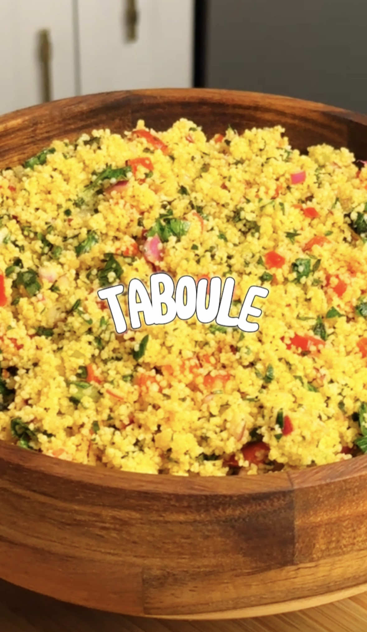 Taboulé ☀️ - Couscous moyen 500g - 200ml d’huile d’olive  - 1 grosse tomate  - 1/2 poivron rouge  - 1 oignon rouge - 1 petit concombre - 1 bouquet de persil - 1/2 bouquet de menthe - 1/2 bouquet de basilic - 1 citron jaune - 1 citron vert - Un peu d’eau si les légumes n’en rendent pas assez #taboule #sud #ete #recettefacile #recetterapide 