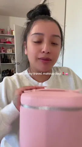 Pink makeup bag in the size “bigger pink” 👛