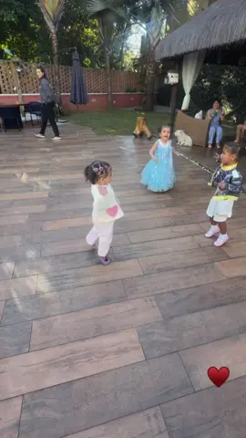 Mavie and Helena are so cute. They love kpop 🩷✨ #helena #mavie #neymarjr #adorable #brunabiancardi 