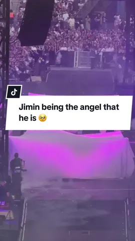 Jimin fixing a dancers hair 🥹😭 #jimin #parisday2 #fancam #arirangworldtour #bts 