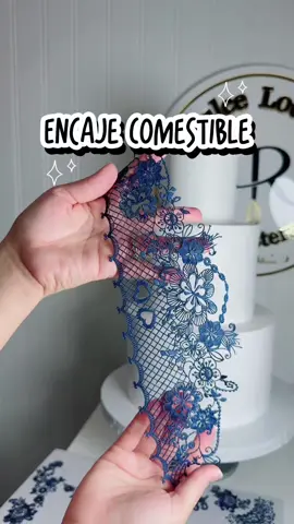 Encaje comestible Ingredientes * 60 ml de agua * 50 g de azúcar glass * 10 g de maicena * 10 a 15 g de grenetina o gelatina sin sabor (depende de tu clima. Si hace mucho calor, utiliza 15 g, equivalentes a 2 sobres). * Colorante del color deseado ⭐ Tips importantes: * Si mientras trabajas la mezcla notas que se empieza a espesar o ya no es tan manejable, llévala al microondas durante 30 segundos y continúa trabajando. Repite este paso las veces que sea necesario. * Retira muy bien todo el excedente de la mezcla. Asegúrate de que solo quede dentro del diseño del molde para obtener un encaje limpio y con todos los detalles bien definidos. * Deja secar a temperatura ambiente o en un lugar fresco durante 24 horas (1 día completo) antes de desmoldar. * Puedes utilizar este encaje en cualquier tipo de cubierta. En este caso lo apliqué sobre un pastel cubierto con crema chantilly. 💖 Si te gustó esta receta, compártela y sígueme para más tips pasteleros con tu pastelera de confianza. #parati #dulcelocurarepostera #pasteleria #cakedecoating 