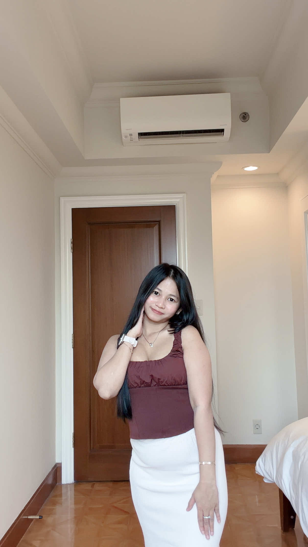 Beneran sesuka ini sama rok yang satu ini. 🤎✨ Modelnya bikin look jadi lebih elegan dan jenjang, bahannya rib stretch jadi nyaman dipakai dari pagi sampai malam. Mau dipakai buat kerja, kuliah, atau jalan-jalan juga tetap cakep. Simple, effortless, tapi hasil OOTD-nya auto classy. Udah nemu rok favorit tahun ini. 🫶 #RokDuyung #OOTDWanita #FashionTikTok #RacunTikTokShop