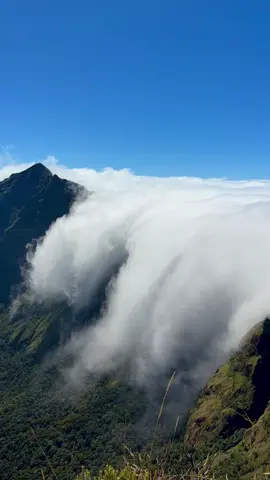 Bulu baria dengan kegagahan awan terjunnya #bulubaria2730mdpl #mountains #lautanawan #bawakaraeng2830mdpl #lembahlohe 