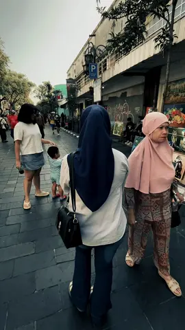 Hidup ga cuma tentang kerja tapi hidup tau cara menikmati indah nya paris van java 😎 #braga #asiaafrikabandung 