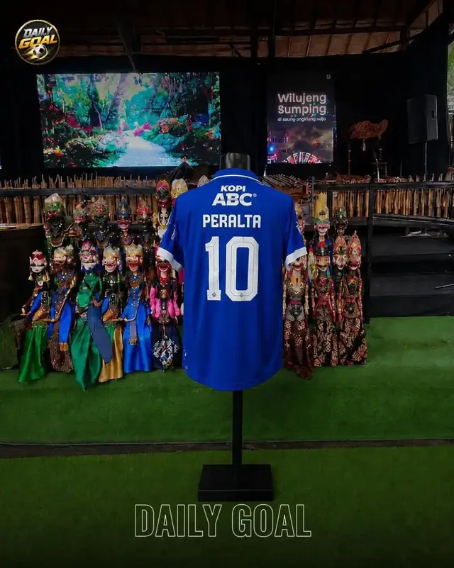 Mariano Peralta telah diperkenalkan di saung pertunjukan wayang udjo yang resmi menjadi pemain baru Persib Bandung 🇦🇷💙 #persib #peralta #persibbandung #viraltiktok #fyppppppppppppppppppppppp 