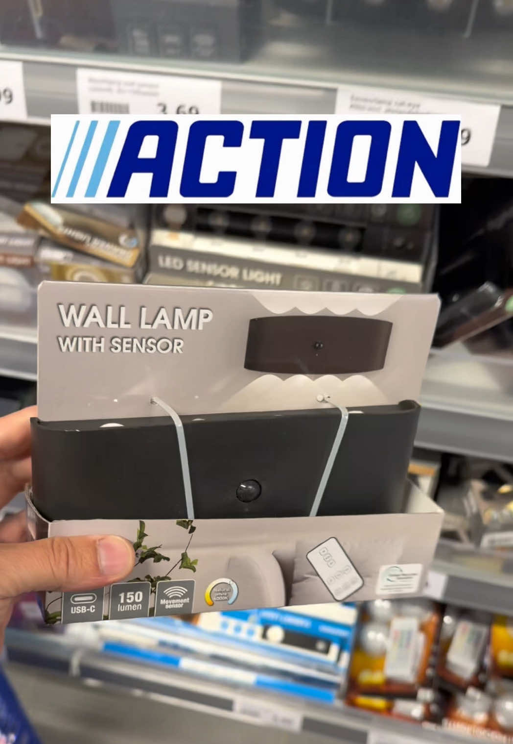 💡 LED Wall Lamp with Motion Sensor – Smart Outdoor Lighting ✨ Light up your home automatically with the LED Wall Lamp with Motion Sensor from Action! 🏡 🌙 Built-in motion sensor for automatic lighting 💡 Bright 150-lumen LED output 🔋 Rechargeable via USB-C 🚪 Perfect for entrances, gardens, patios, garages & hallways ⚡ Easy to install and energy-efficient A smart lighting upgrade for safety and convenience! 🌟🔦 #action #actiongermany #nouveauté #test #fyp 