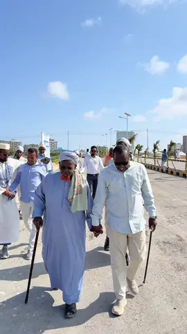 Waxaan maanta si wadajir ah aniga iyo Taliyaha Gobolka Banaadir, iyadoo ay goobjoog yihiin culimada Soomaaliyeed, uga qaybgalnay dhagax-dhigga Masjidka Afar Biyaano ee ku yaalla xaafadda Tarabuun ee degmada Hodan. Dhismaha masiidkani wuxuu ka tarjumayaa muhiimadda ay diinteennu iyo bulshada u leedahay kobcinta goobaha cibaadada, waxaana Alle ka baryeynaa inuu fududeeyo dhismaha iyo dhammeystirka masjidkan, kana dhigo mid bulshada u adeega.
