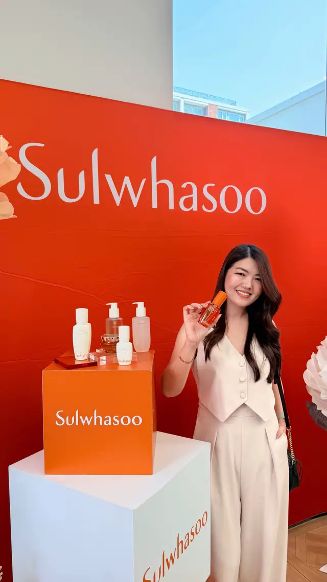 วันนี้ได้มีโอกาสไปร่วม Workshop กับ Sulwhasoo Thailand 🧡 เพิ่งรู้เลยว่าตั้งแต่การล้างหน้า ไปจนถึงการลงสกินแคร์ที่เราทำมาตลอด…อาจไม่ถูกวิธี 😆 (นี่ทำผิดมา 40 ปีแล้วเหรอเนี่ย 555) ได้เทคนิคเล็ก ๆ ที่เอาไปใช้ต่อได้จริง และเข้าใจการดูแลผิวมากขึ้นเยอะเลย ขอบคุณ @SulwhasooThailand ที่ชวนมาร่วมกิจกรรมดี ๆ และแบ่งปันความรู้ในวันนี้นะคะ 🤍 #SulwhasooThailand#SulwhasooThailandasterclass #SulwhasooSeoulBeautyClubTH