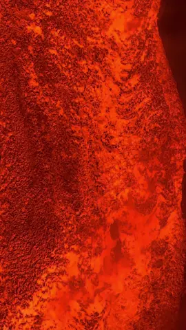 La cascata di lava dell’Etna durante l’ultima eruzione 🌋  Uno degli spettacoli più incredibili dell’ultima attività eruttiva dell’Etna Una vera e propria cascata di lava, alimentata dal Cratere Centrale, si riversava all’interno del profondo Cratere di Nord-Est, creando uno scenario vulcanico davvero impressionante. Momenti come questo ci ricordano quanto l’Etna sia un vulcano vivo, dinamico e capace di trasformare continuamente il paesaggio sommitale. 🌋 🥾 Vuoi scoprire l’Etna accompagnato dalle @guidevulcanologiche  📲 Info e prenotazioni WhatsApp: +39 345 5741330 🌐 guidevulcanologicheetna.com #etna #sicilia #viral #travel #nature 