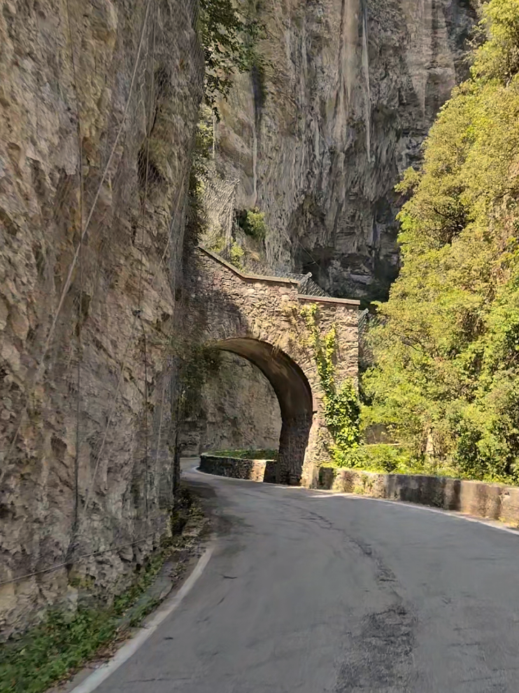 Strada Della Forra ... #bmwmotorrad #stradadellaforra #lagodigarda #bmwgs #loveisinthehair 