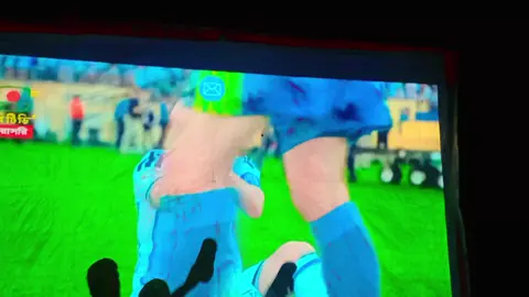 চুরি করে কাপ নেওয়া ভরে দিছে 🤣🤣