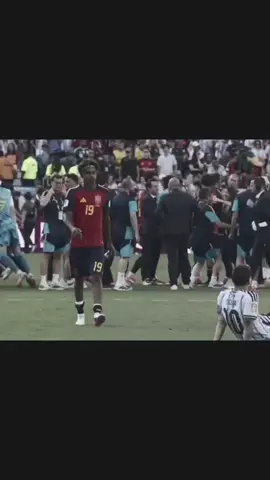 chúng ta cùng thấy yamal và messi trao cho nhau cái ôm với một bên là cầu thủ vĩ đại nhất thế giới một bên là tài năng trẻ xuất sắc nhất thế giới cùng tận hưởng những phút giây rực rỡ nhất#messi🐐 #yamal#FIFAWORLDCUP #goat