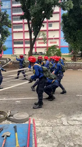 Skill paling dasar, gelar gulung selang. Tetap semangat Damkar Muda 💪🔥 #pemadamkebakaran #damkar #pusdiklatkarciracas #pemadam 