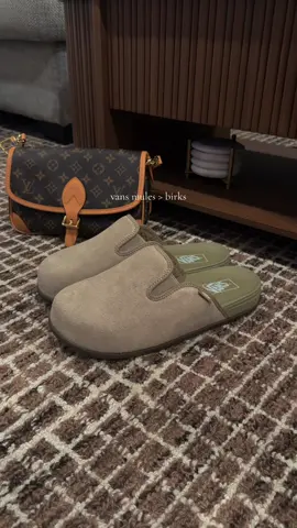 #fallclogs #fallseason #vansmule 