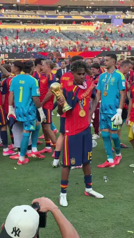Cậu nhóc 19t sinh ra để nâng cup #yamal #tâybannha #vôđịch #worldcup2026 